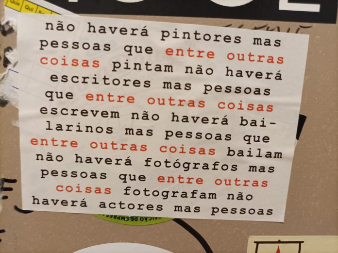 166_lugares_comuns_autocolante_quarto_banho_duas_letra