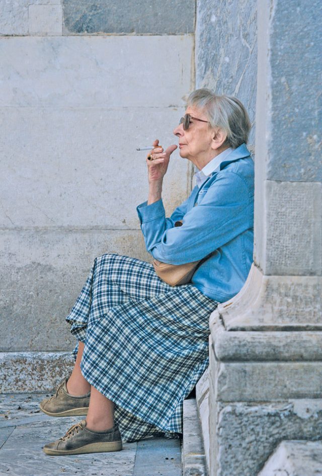 wislawa_szymborska_fumar_sentada