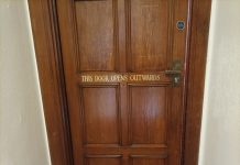 A porta por Charles Tomlinson