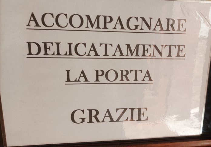 265_lugares_comuns_toscana_1_aviso_porta_